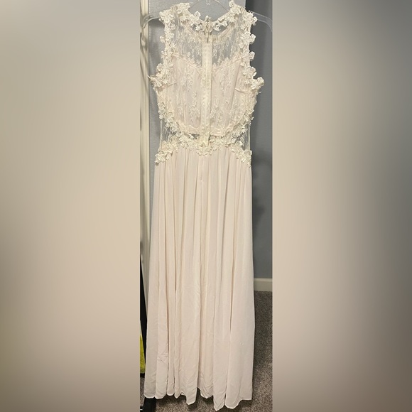 Brand new white, lace dress. Never worn! (Not right size) - Picture 2 of 5